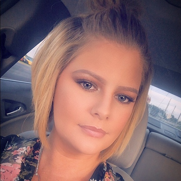 Meet your Posher, Beth - Picture 2 of 8